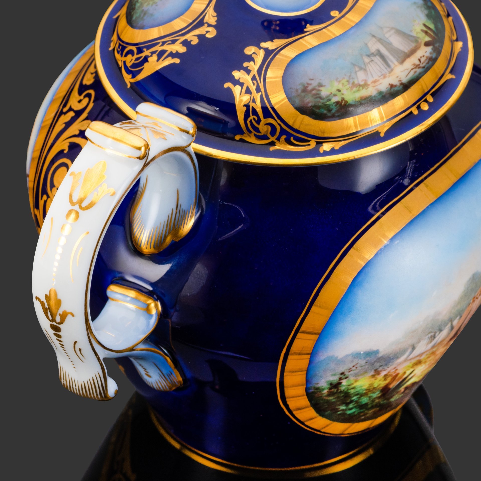 Чайник с батальным сюжетом "Битва при Аньяделло" (Bataille d'Agnadel) (выполнена для дворца Тюильри "Chateau des Tuileries"), фарфор, крытье кобальтом, золочение, цировка, роспись, Севрская фарфоровая мануфактура (Sevres), Франция, 1844 г.