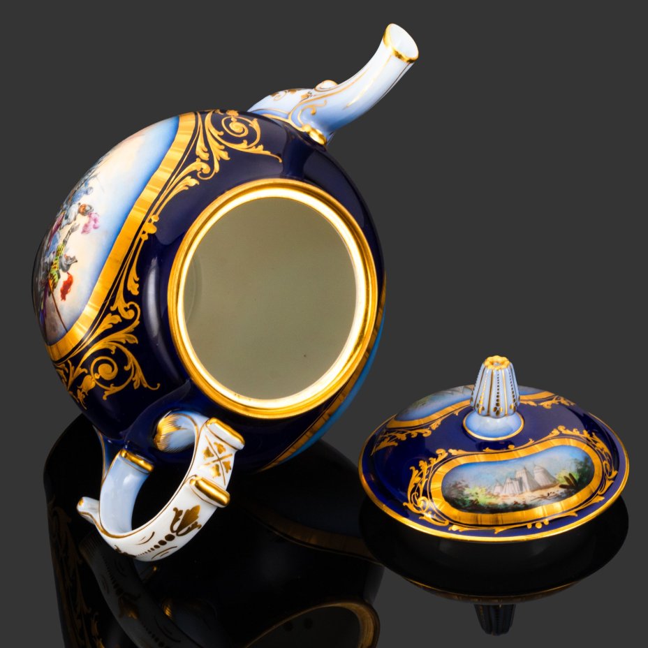 Чайник с батальным сюжетом "Битва при Аньяделло" (Bataille d'Agnadel) (выполнена для дворца Тюильри "Chateau des Tuileries"), фарфор, крытье кобальтом, золочение, цировка, роспись, Севрская фарфоровая мануфактура (Sevres), Франция, 1844 г.