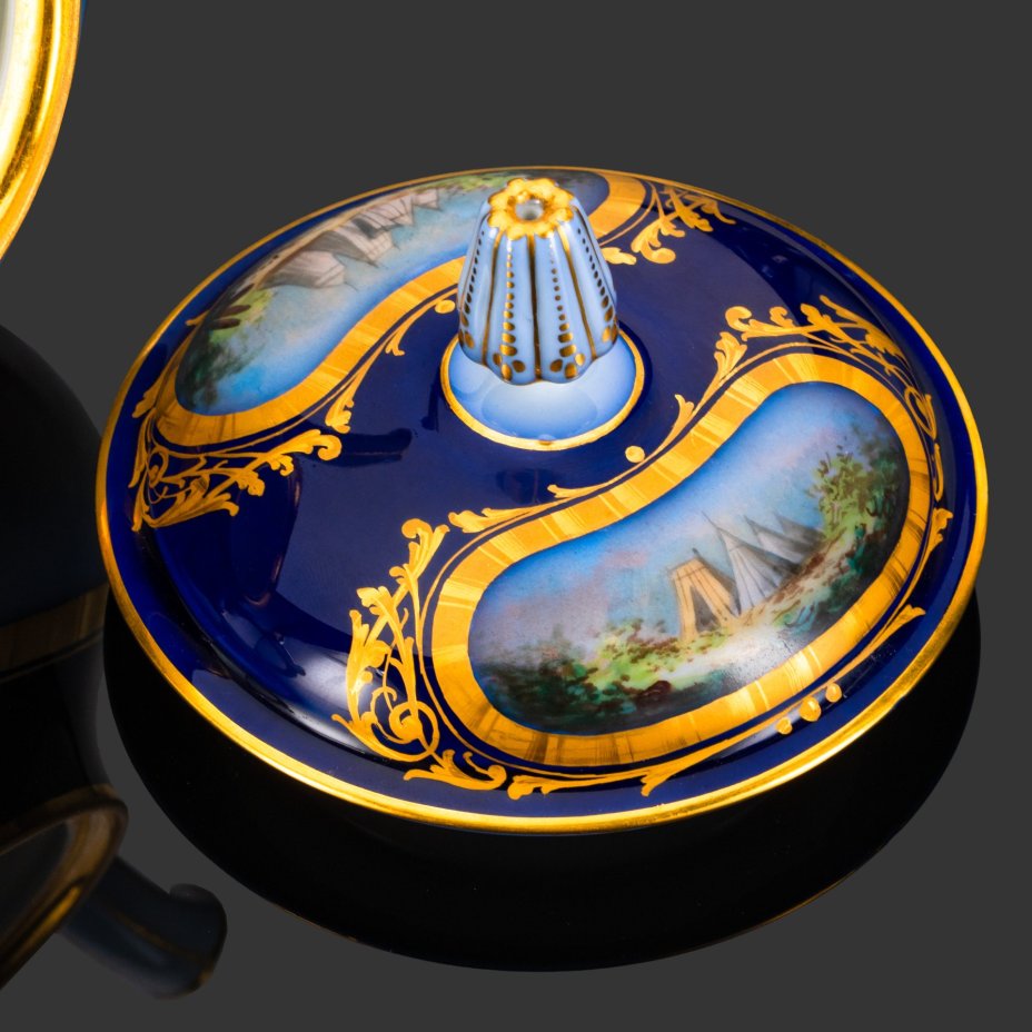 Чайник с батальным сюжетом "Битва при Аньяделло" (Bataille d'Agnadel) (выполнена для дворца Тюильри "Chateau des Tuileries"), фарфор, крытье кобальтом, золочение, цировка, роспись, Севрская фарфоровая мануфактура (Sevres), Франция, 1844 г.