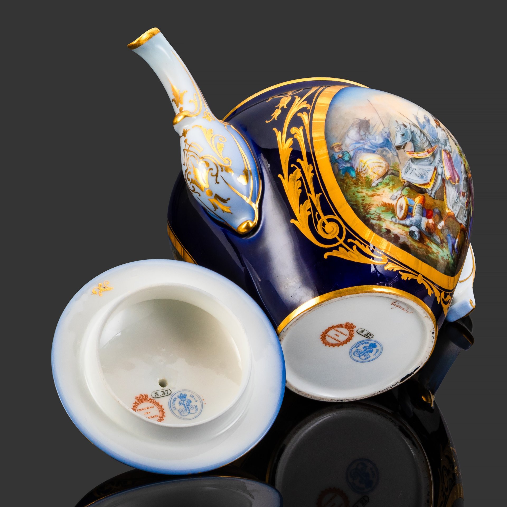 Чайник с батальным сюжетом "Битва при Аньяделло" (Bataille d'Agnadel) (выполнена для дворца Тюильри "Chateau des Tuileries"), фарфор, крытье кобальтом, золочение, цировка, роспись, Севрская фарфоровая мануфактура (Sevres), Франция, 1844 г.