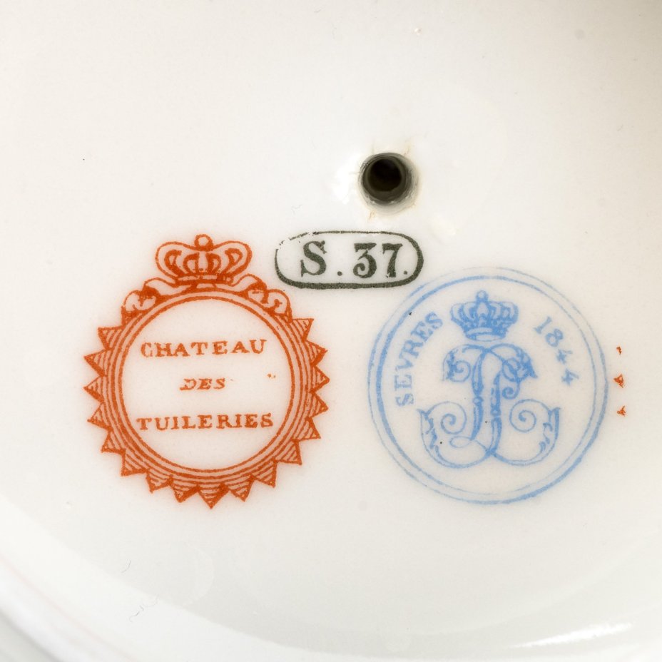 Чайник с батальным сюжетом "Битва при Аньяделло" (Bataille d'Agnadel) (выполнена для дворца Тюильри "Chateau des Tuileries"), фарфор, крытье кобальтом, золочение, цировка, роспись, Севрская фарфоровая мануфактура (Sevres), Франция, 1844 г.