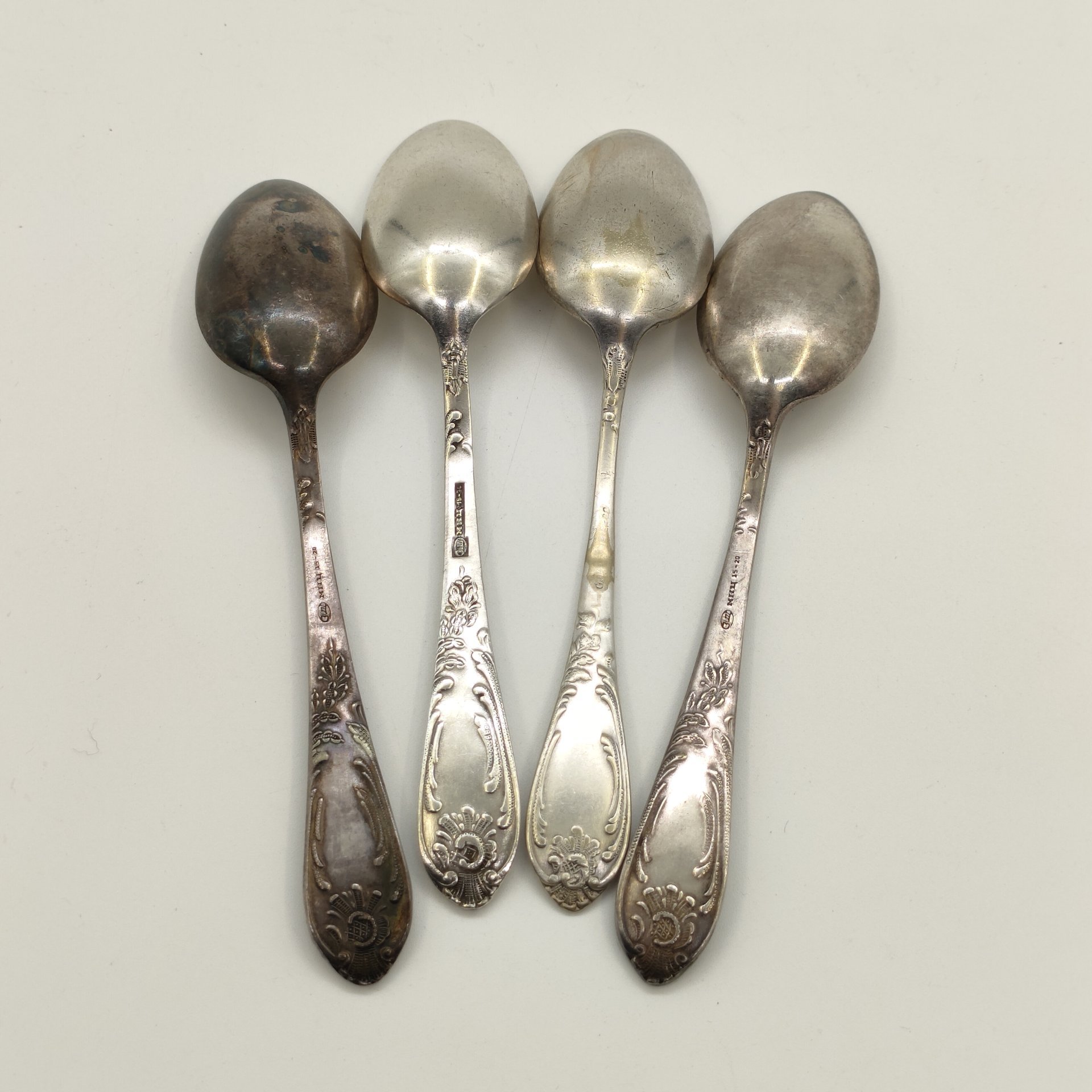 Набор из 4-х чайных ложек, украшенных растительным декором, мНЦ (медь-никель-цинк), Вольнянский завод столовых приборов им. Шевченко (ЗiШ, ЗиШ), СССР, 1960-1970 гг.