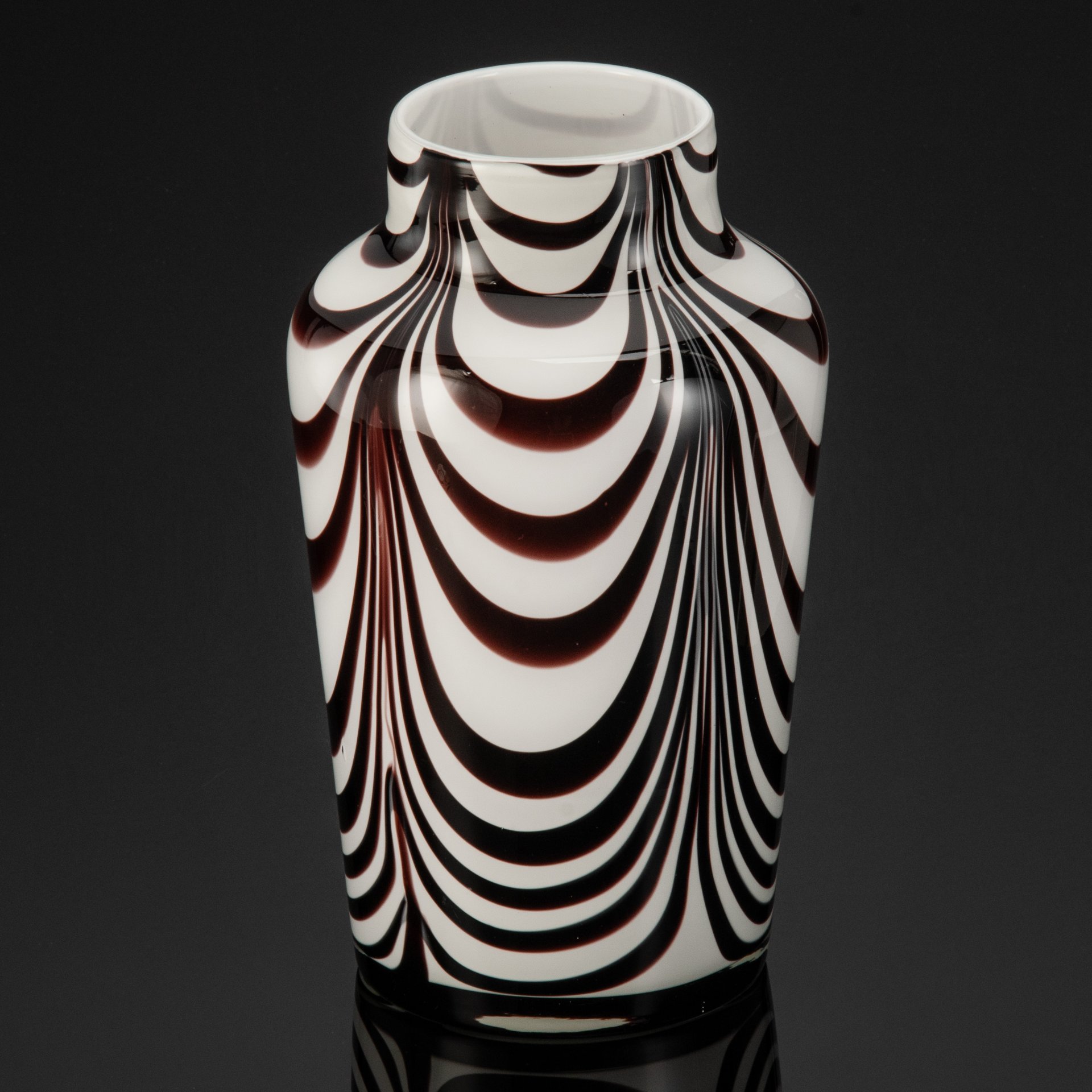 Ваза цилиндрической формы из коллекции Zebra, Loranto Glass, стекло, Нидерланды, 2000-2020 гг.
