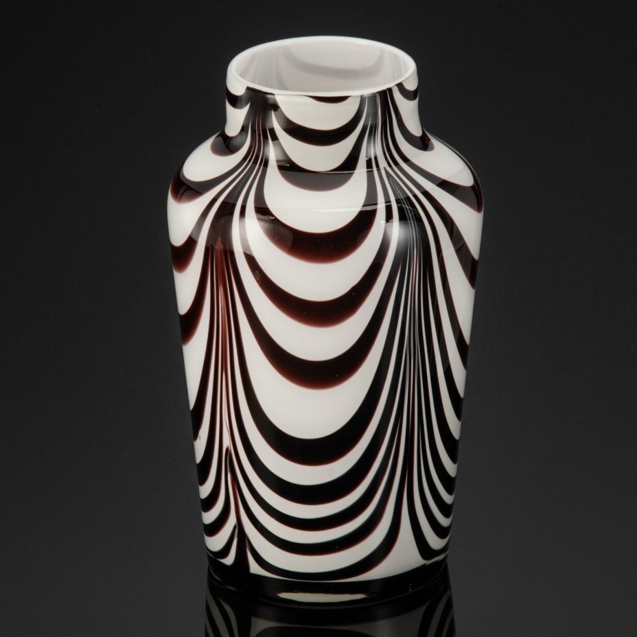 Ваза цилиндрической формы из коллекции Zebra, Loranto Glass, стекло, Нидерланды, 2000-2020 гг.