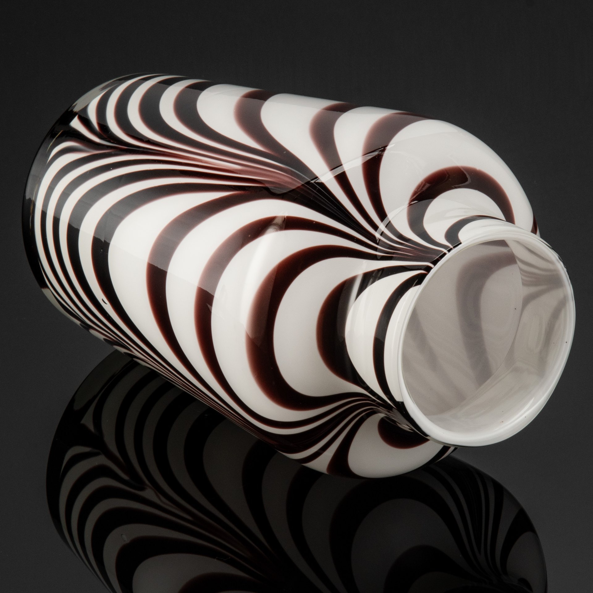 Ваза цилиндрической формы из коллекции Zebra, Loranto Glass, стекло, Нидерланды, 2000-2020 гг.