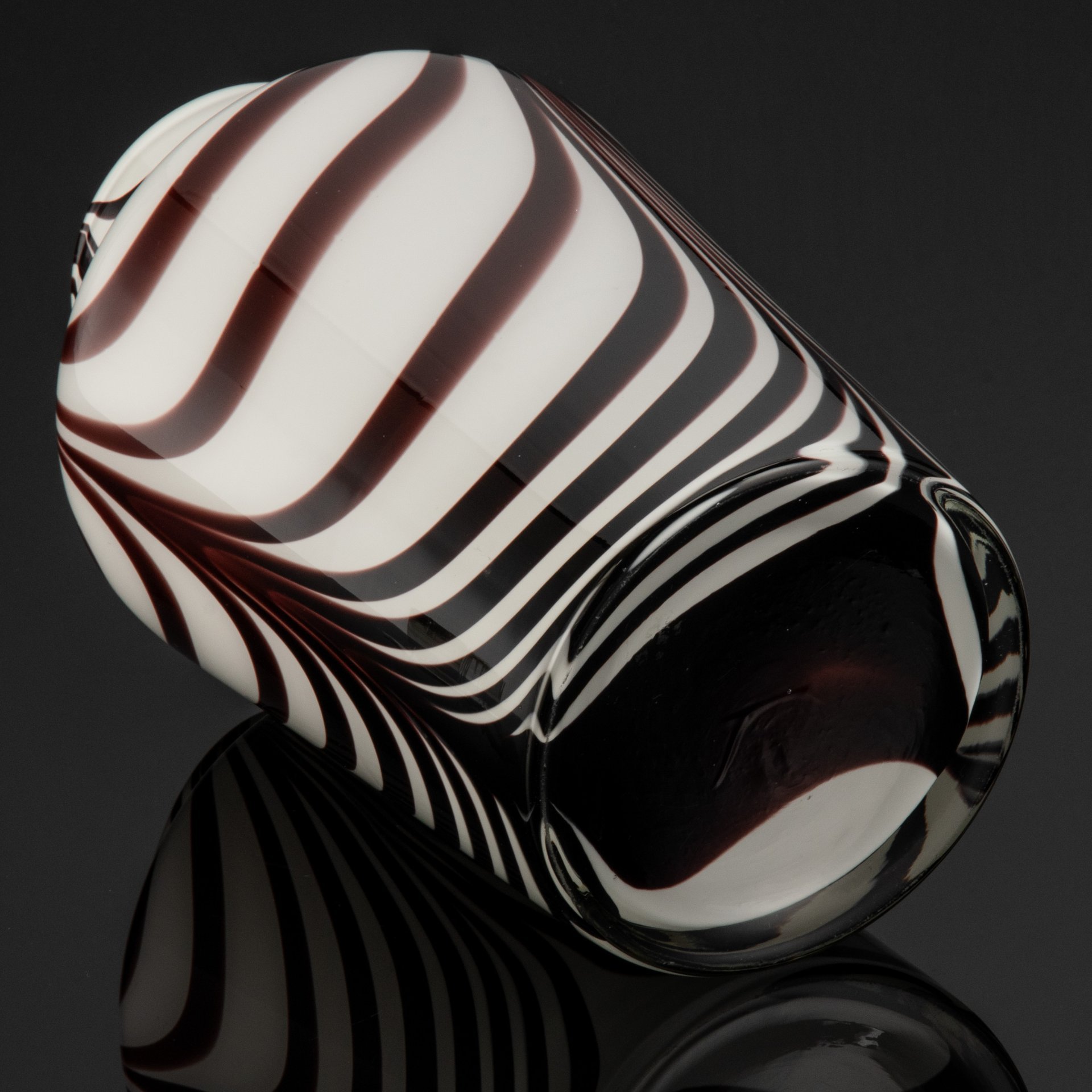 Ваза цилиндрической формы из коллекции Zebra, Loranto Glass, стекло, Нидерланды, 2000-2020 гг.