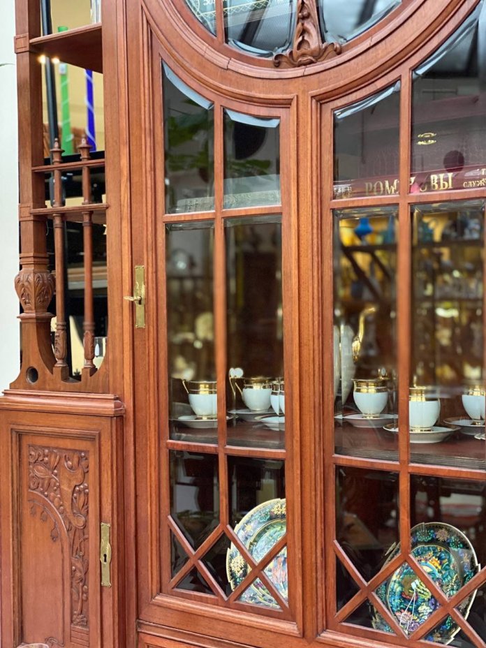 Буфет в неоготическом стиле
