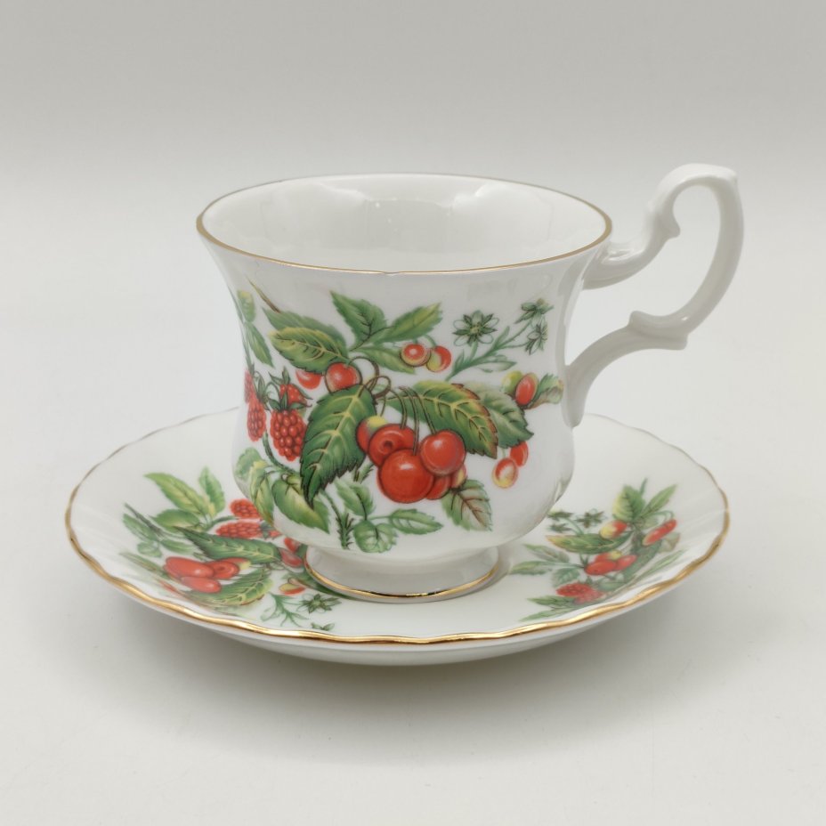 Кофейная пара с ярким  декором  "Ягоды", фарфор, деколь, золочение, Royal Albert, Великобритания, 2000-2010 гг.