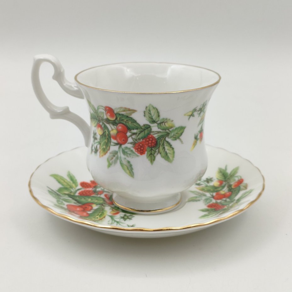 Кофейная пара с ярким  декором  "Ягоды", фарфор, деколь, золочение, Royal Albert, Великобритания, 2000-2010 гг.