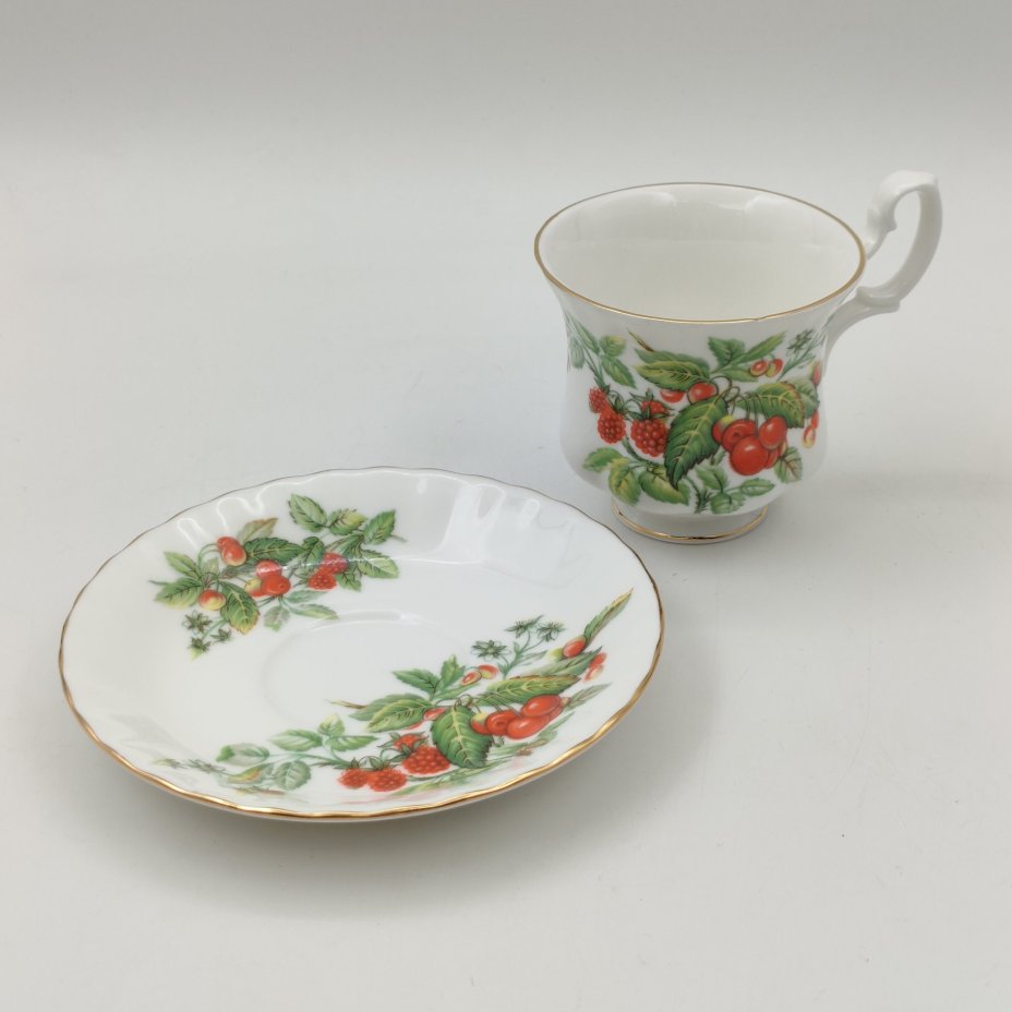 Кофейная пара с ярким  декором  "Ягоды", фарфор, деколь, золочение, Royal Albert, Великобритания, 2000-2010 гг.
