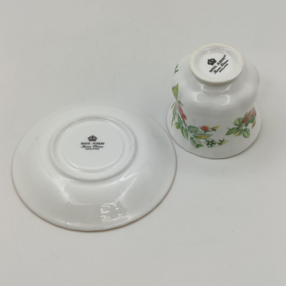 Кофейная пара с ярким  декором  "Ягоды", фарфор, деколь, золочение, Royal Albert, Великобритания, 2000-2010 гг.
