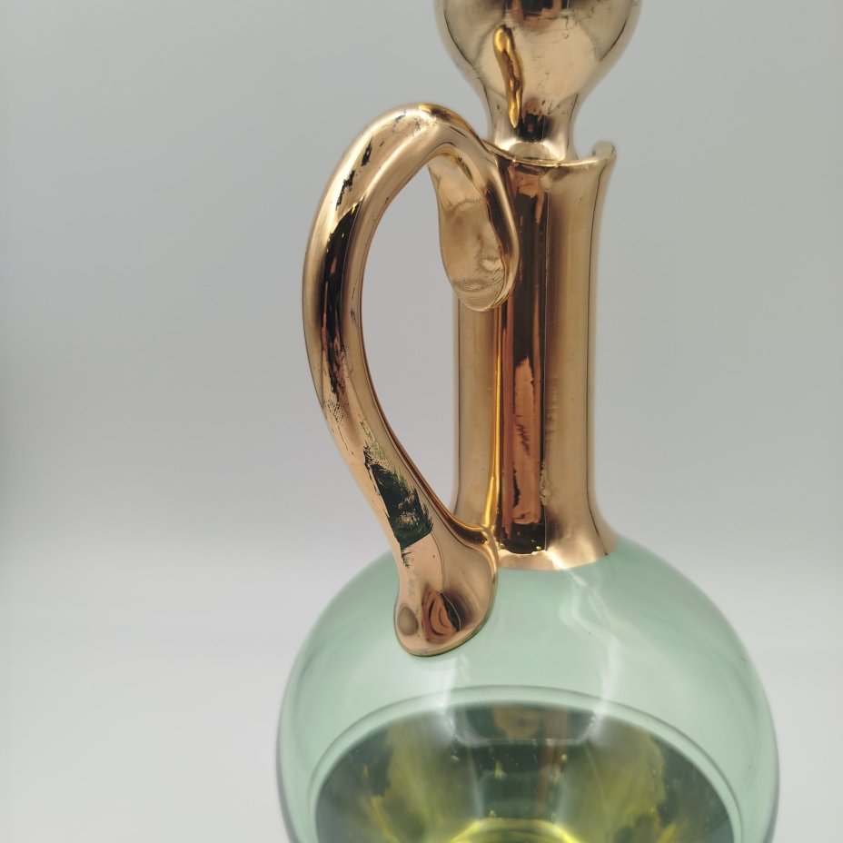 Графин с туловом зеленого цвета