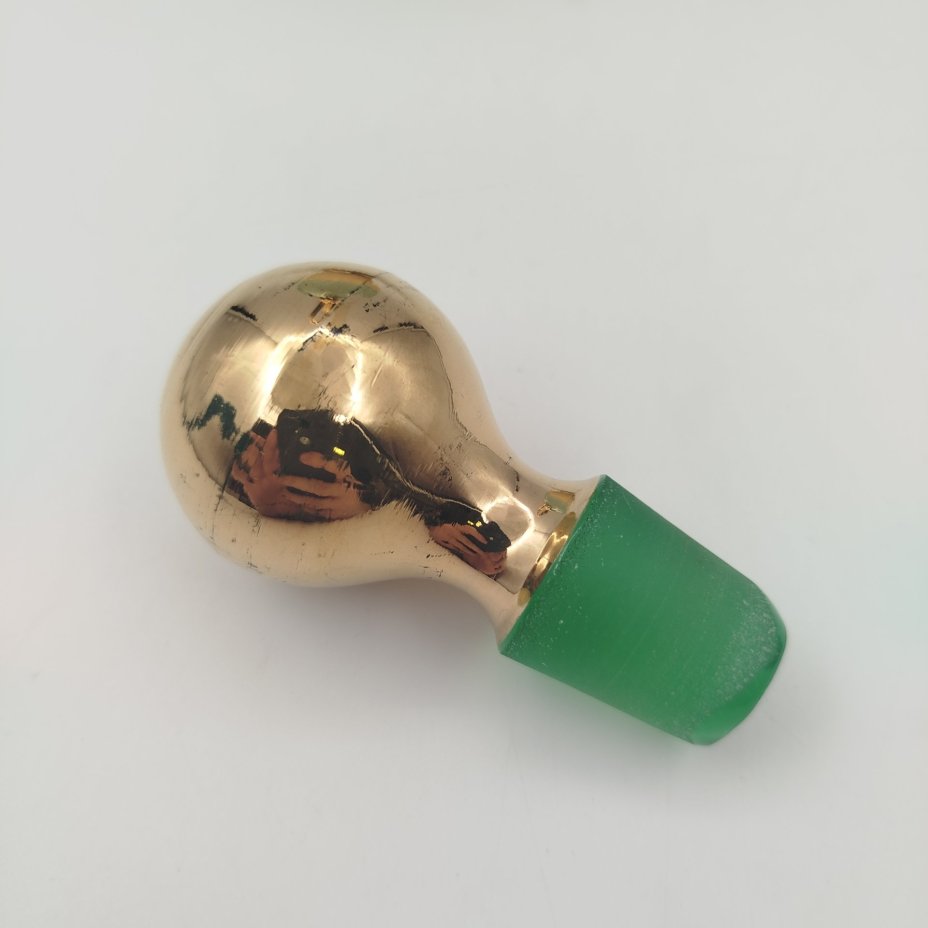 Графин с туловом зеленого цвета