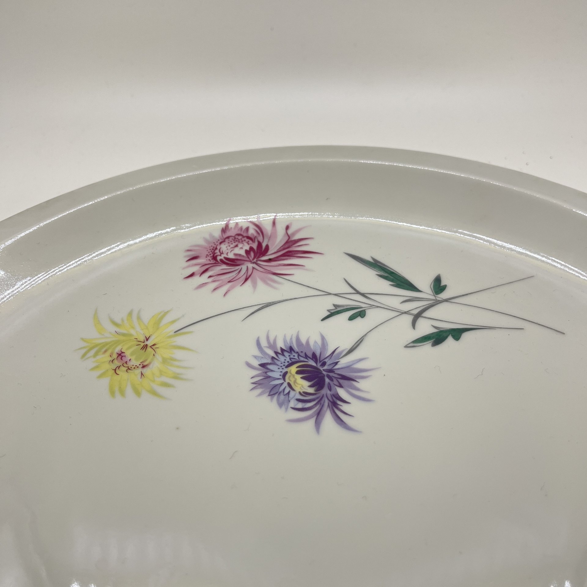 Блюдо сервировочное с цветочным декором