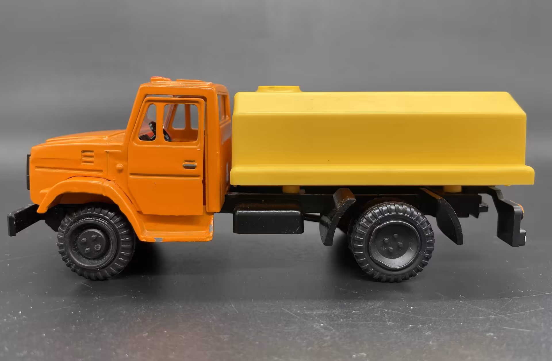 Модель автомобиля "ЗИЛ-4331" (автоцистерна)