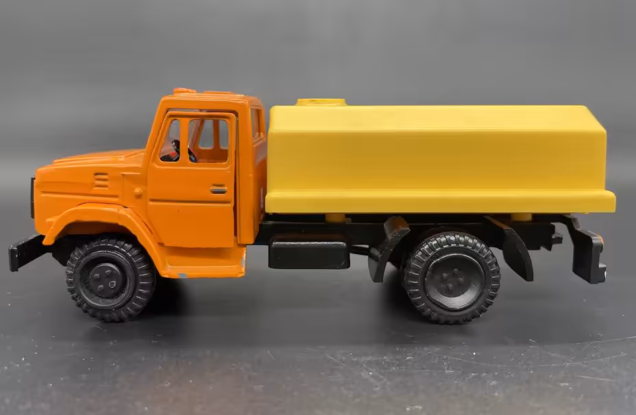 Модель автомобиля "ЗИЛ-4331" (автоцистерна)