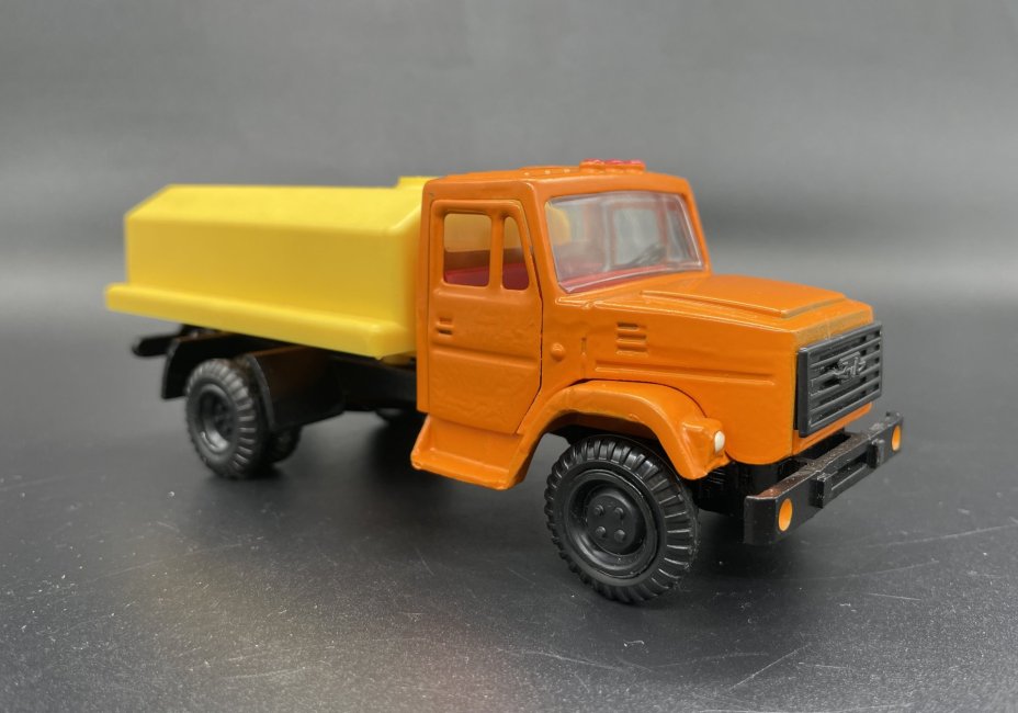 Модель автомобиля "ЗИЛ-4331" (автоцистерна)