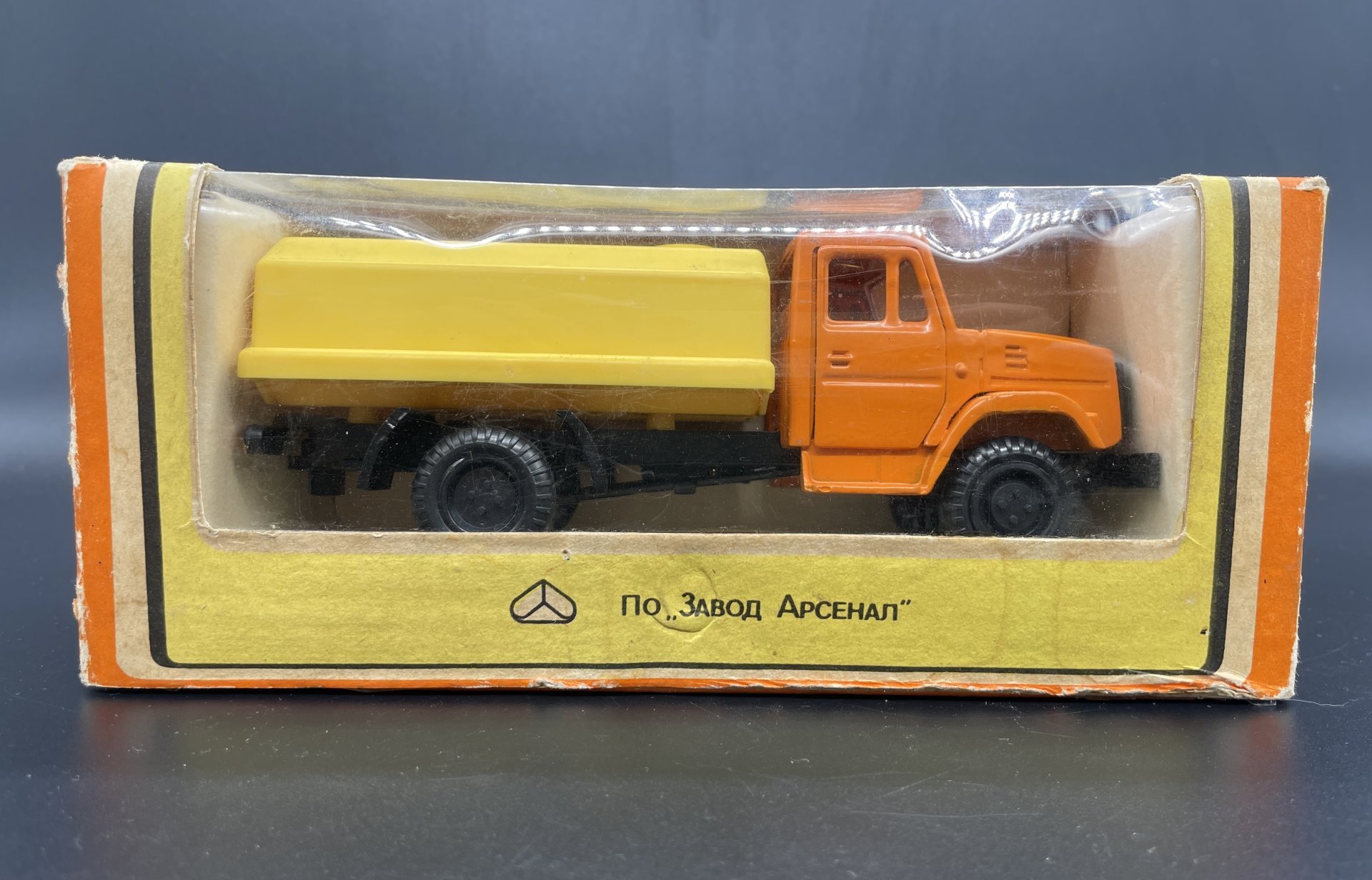 Модель автомобиля "ЗИЛ-4331" (автоцистерна)
