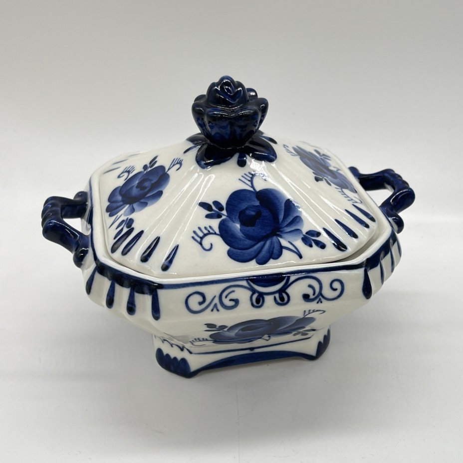 Сахарница с цветочным расписным декором и навершием в виде бутона, фарфор, роспись, Россия, 1990-2010 гг.