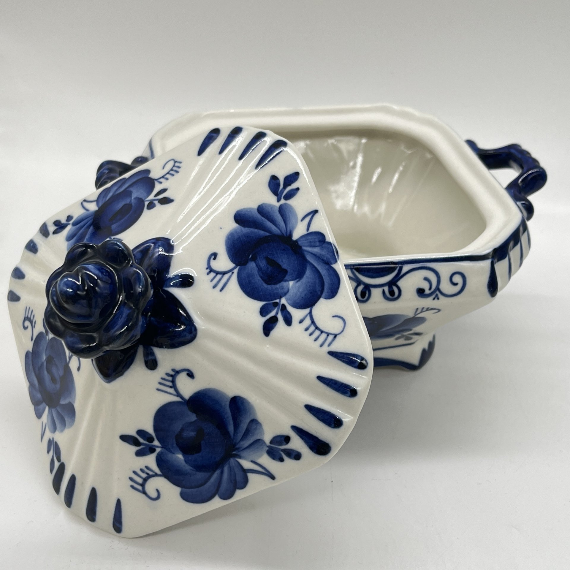 Сахарница с цветочным расписным декором и навершием в виде бутона, фарфор, роспись, Россия, 1990-2010 гг.