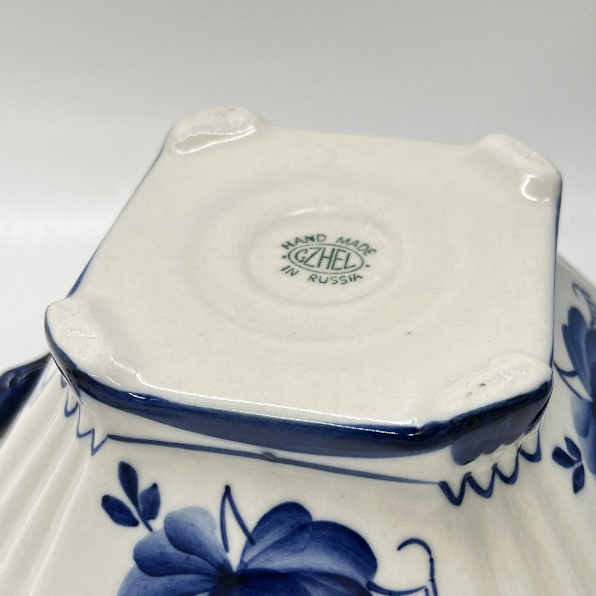 Сахарница с цветочным расписным декором и навершием в виде бутона, фарфор, роспись, Россия, 1990-2010 гг.