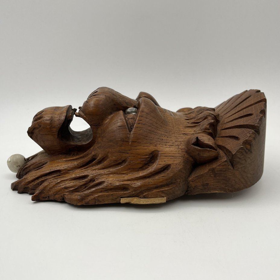 Настенный декор в виде горельефного изображения льва