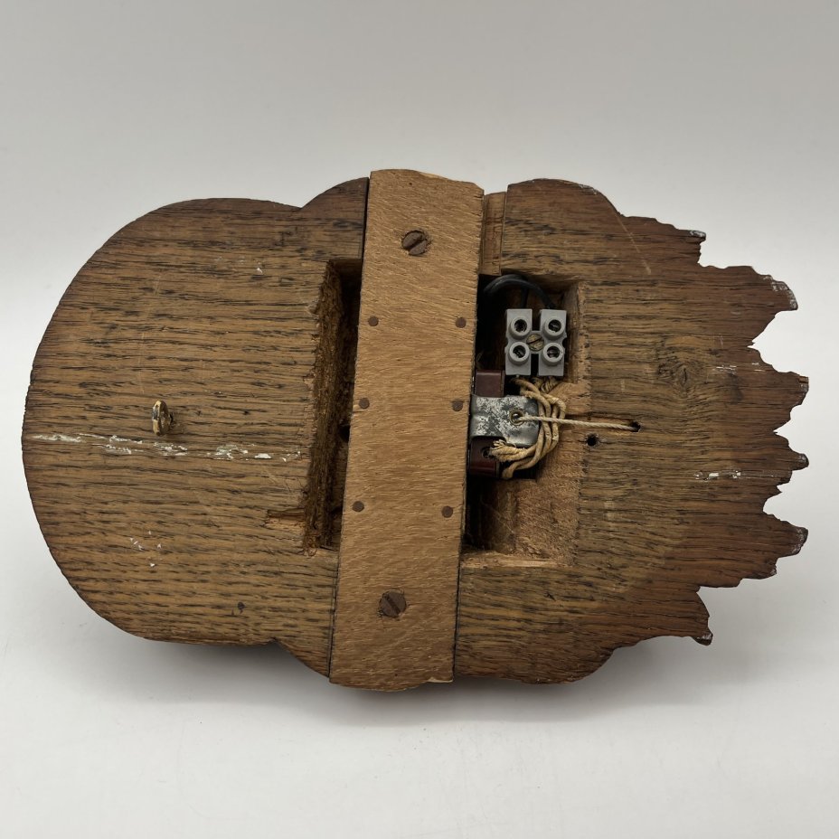 Настенный декор в виде горельефного изображения льва