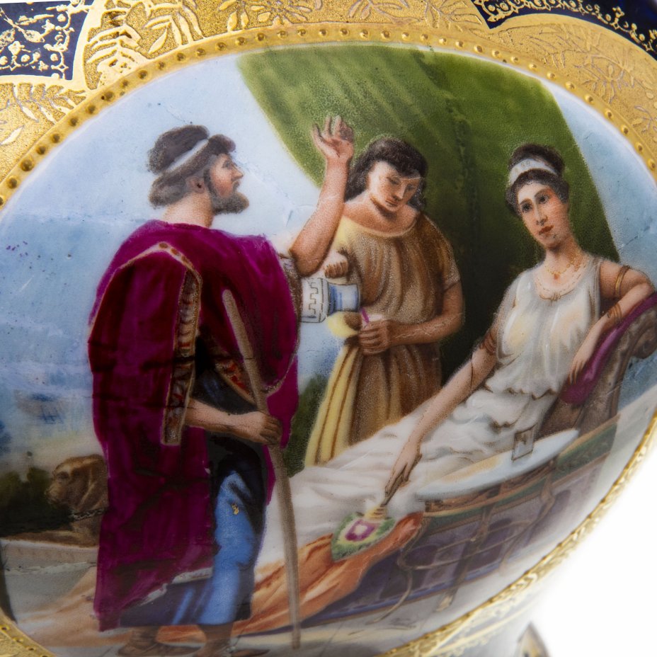 Ваза с ручками в форме козлиных голов и изображением античной сцены с картины Шарля-Андре Ванлоо на тулове, Bloch & Co.