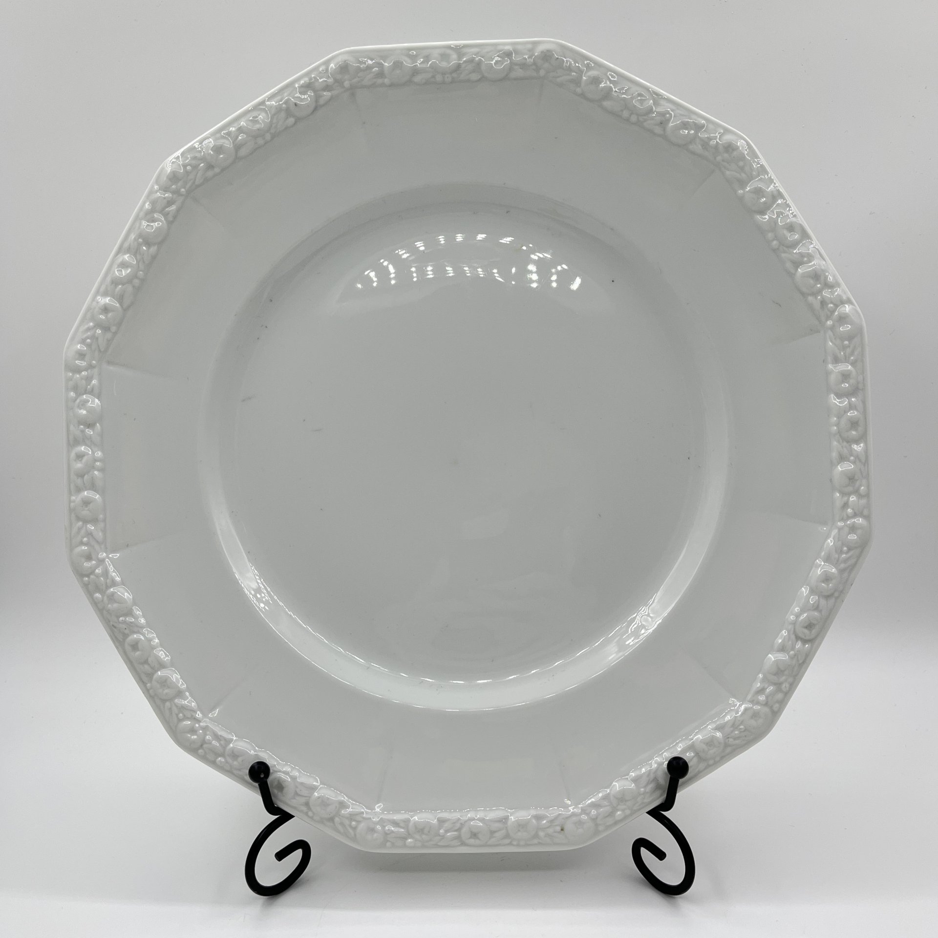 Блюдо с рельефным цветочным орнаментом вдоль борта, серия "Maria", Rosenthal (Розенталь)