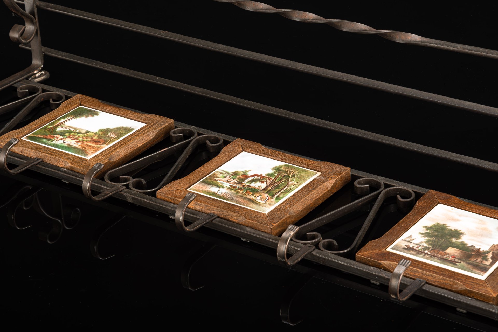 Вешалка-полка подвесная с декоративными вставками с изображением пейзажей, металл, фарфор, деколь, Европа, 1990-2000 гг.