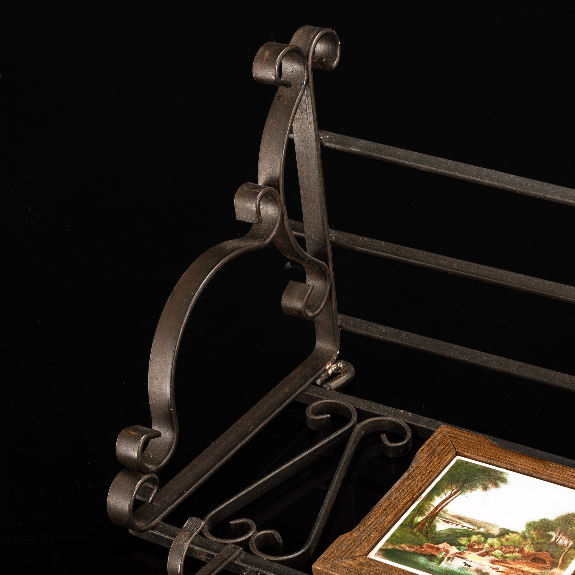 Вешалка-полка подвесная с декоративными вставками с изображением пейзажей, металл, фарфор, деколь, Европа, 1990-2000 гг.