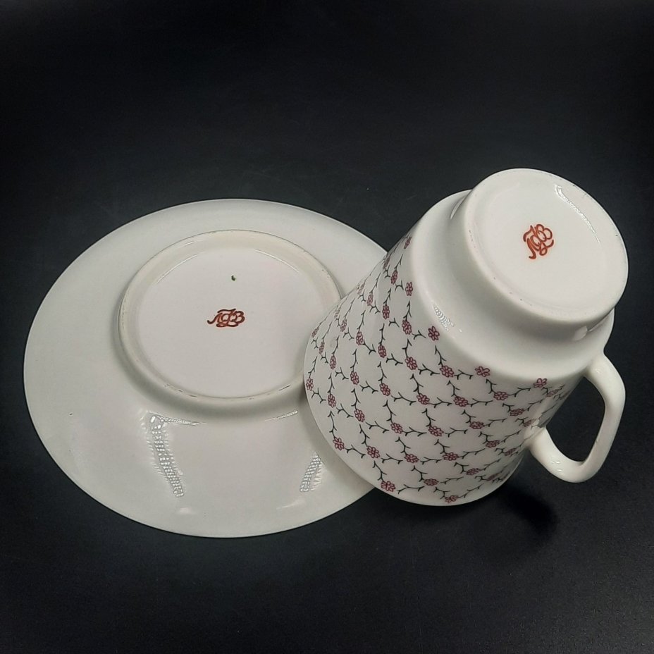 Пара кофейная "Розовая сетка", автор формы "Майская" Э.М. Криммер, фарфор, деколь, золочение, Ленинградский фарфоровый завод (ЛФЗ), Россия, 1989-2001 гг.