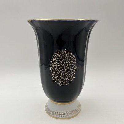 Ваза для цветов кобальтового оттенка со стилизованным цветочным узором, фарфор, крытье, деколь, золочение, Ленинградский фарфоровый завод (ЛФЗ), СССР, 1970-1986 гг.