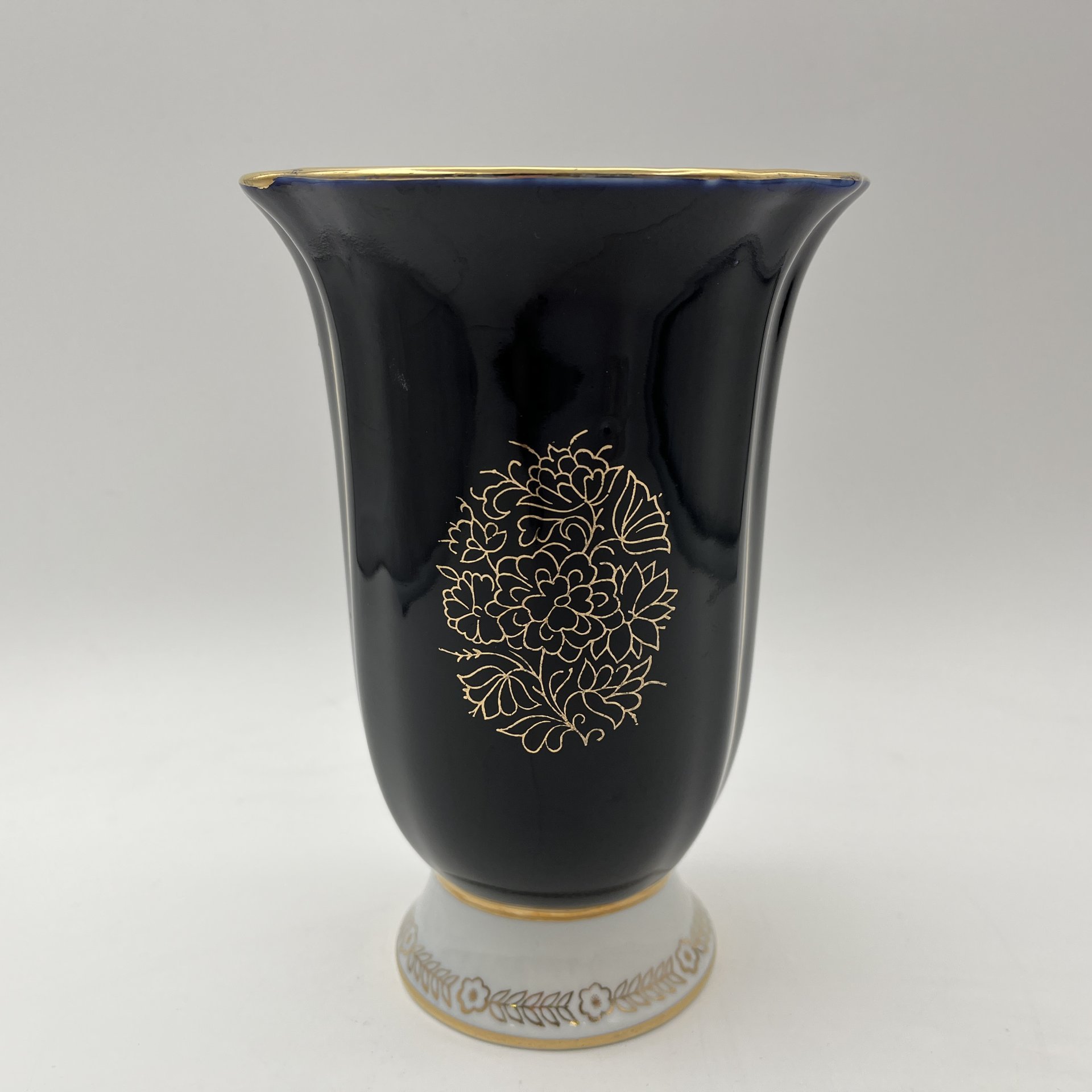 Ваза для цветов кобальтового оттенка со стилизованным цветочным узором, фарфор, крытье, деколь, золочение, Ленинградский фарфоровый завод (ЛФЗ), СССР, 1970-1986 гг.