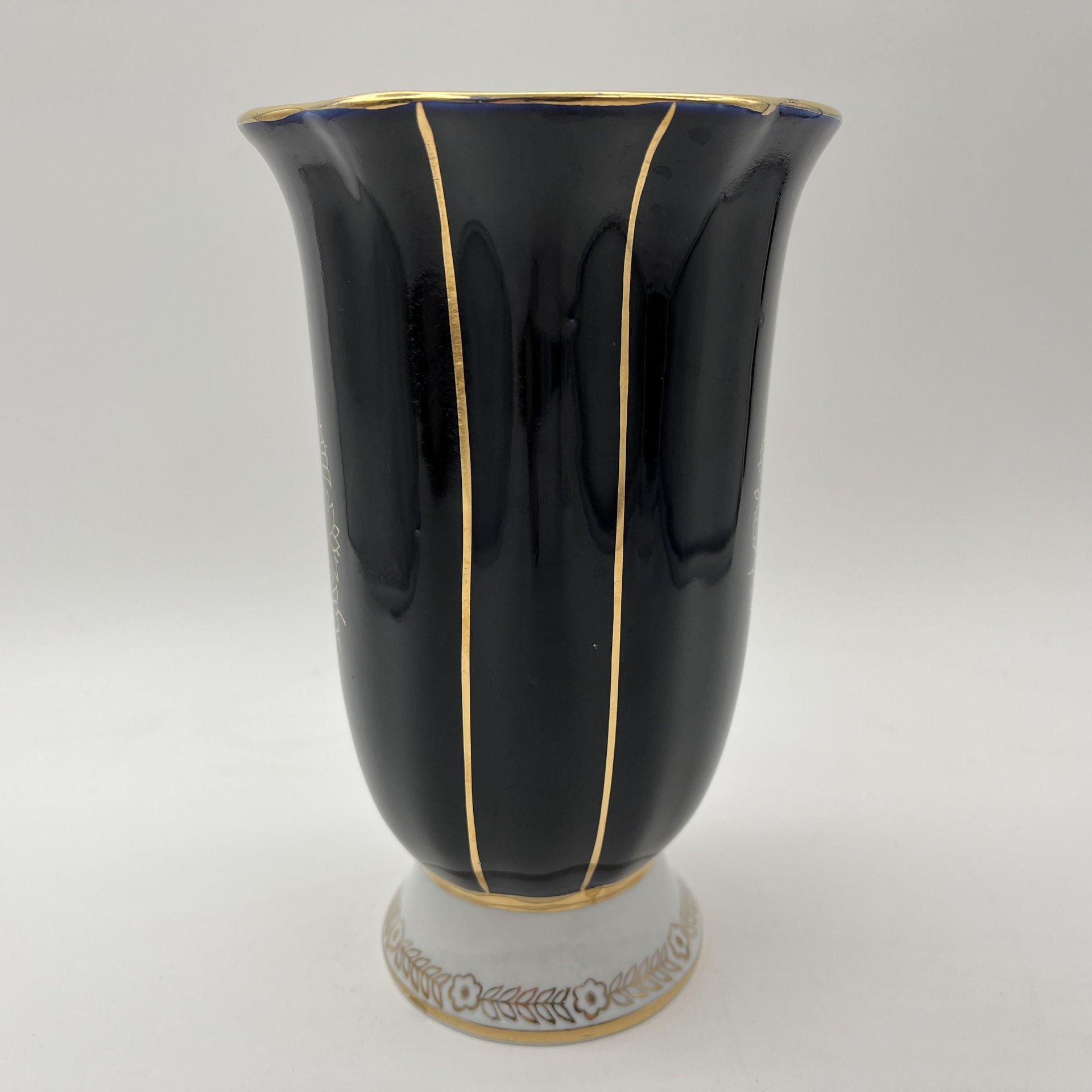 Ваза для цветов кобальтового оттенка со стилизованным цветочным узором, фарфор, крытье, деколь, золочение, Ленинградский фарфоровый завод (ЛФЗ), СССР, 1970-1986 гг.