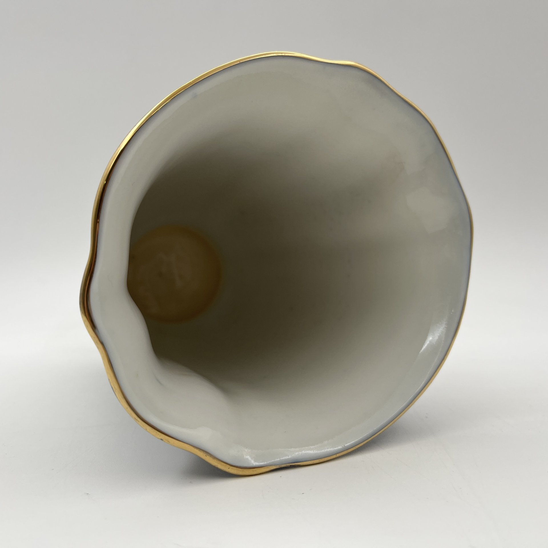 Ваза для цветов кобальтового оттенка со стилизованным цветочным узором, фарфор, крытье, деколь, золочение, Ленинградский фарфоровый завод (ЛФЗ), СССР, 1970-1986 гг.