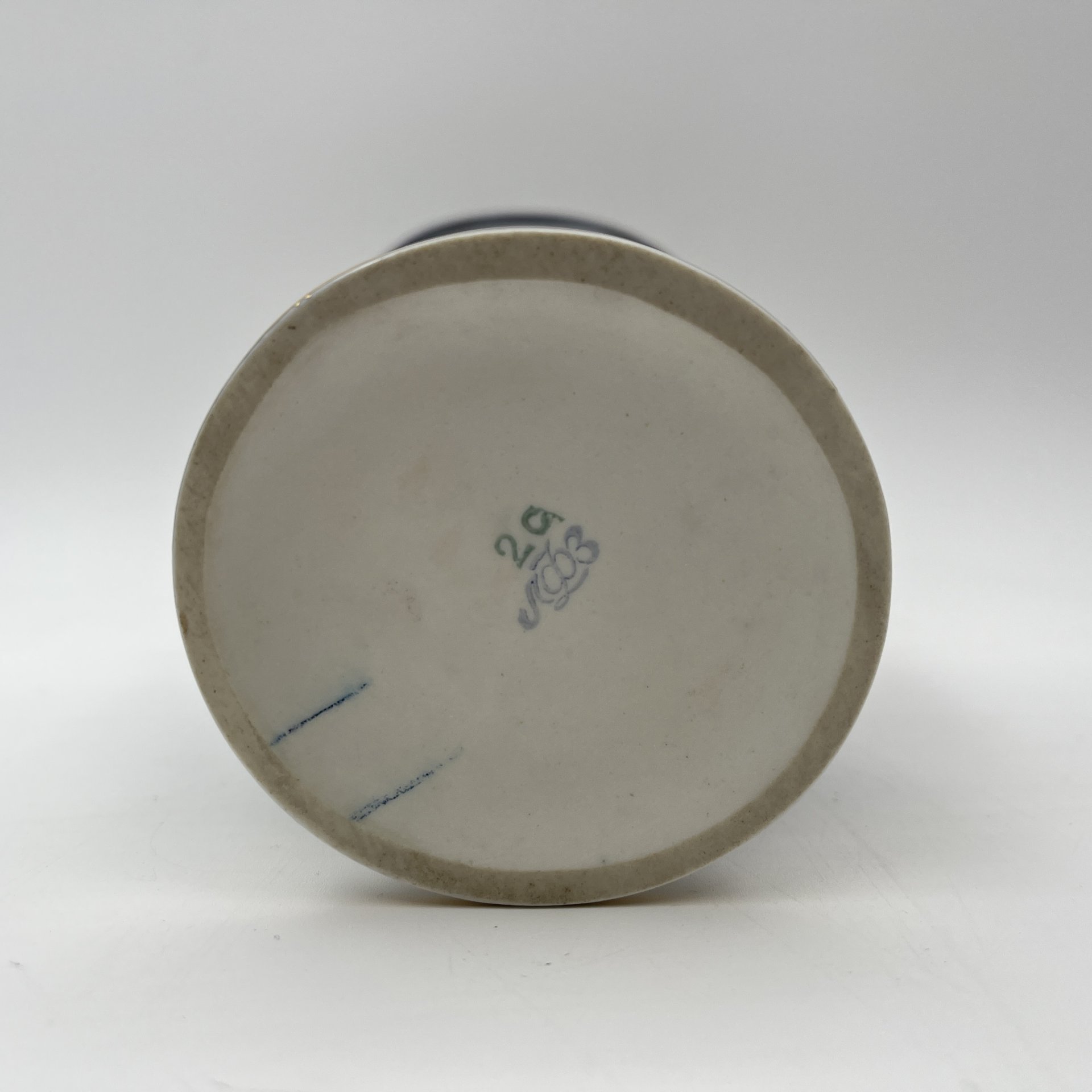 Ваза для цветов кобальтового оттенка со стилизованным цветочным узором, фарфор, крытье, деколь, золочение, Ленинградский фарфоровый завод (ЛФЗ), СССР, 1970-1986 гг.