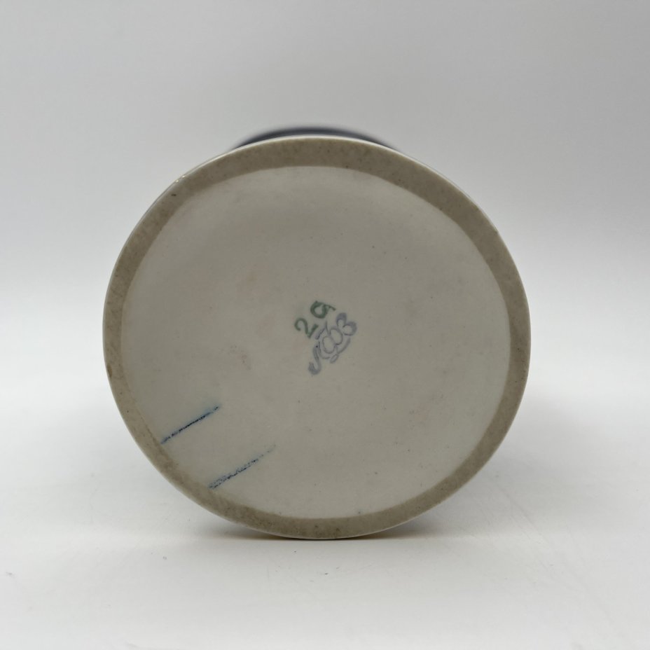 Ваза для цветов кобальтового оттенка со стилизованным цветочным узором, фарфор, крытье, деколь, золочение, Ленинградский фарфоровый завод (ЛФЗ), СССР, 1970-1986 гг.