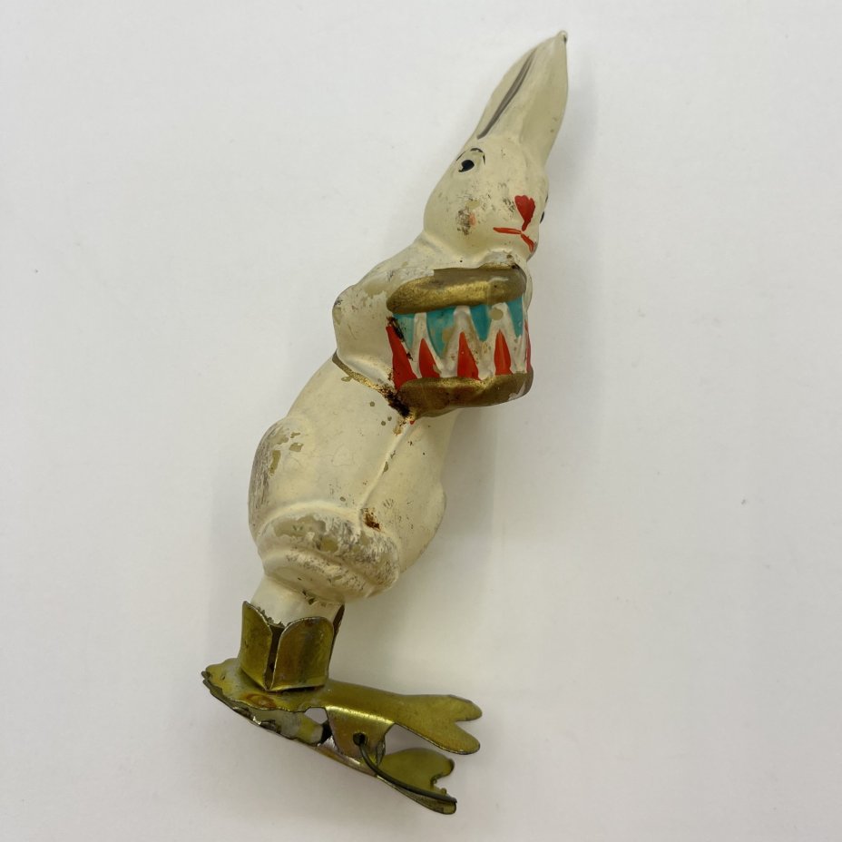 Игрушка елочная на прищепке "Заяц с барабаном", стекло, металл, СССР, 1950-1960 гг.