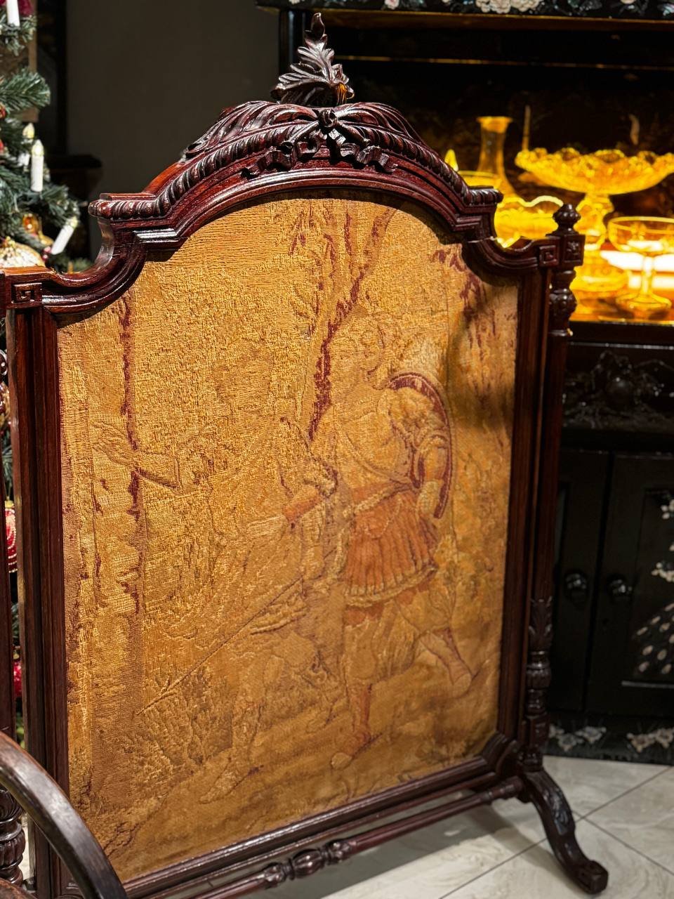 Каминный экран с вставкой из старинного гобелена