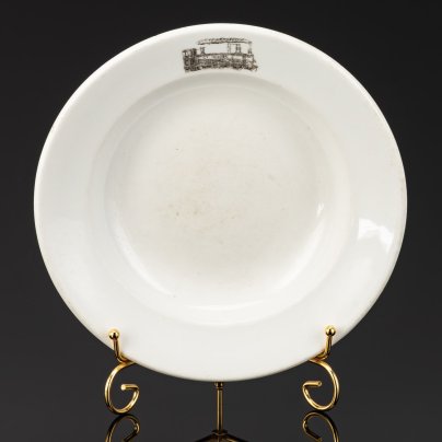 [Железные дороги] Тарелка суповая из буфета железнодорожной станции "Псков", фарфор, деколь, Товарищество М.С. Кузнецова в Риге, Российская империя, 1890-1917 гг.