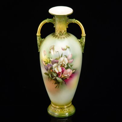 Ваза в стиле ар-нуво с цветочным декором на тулове и фигурными ручками