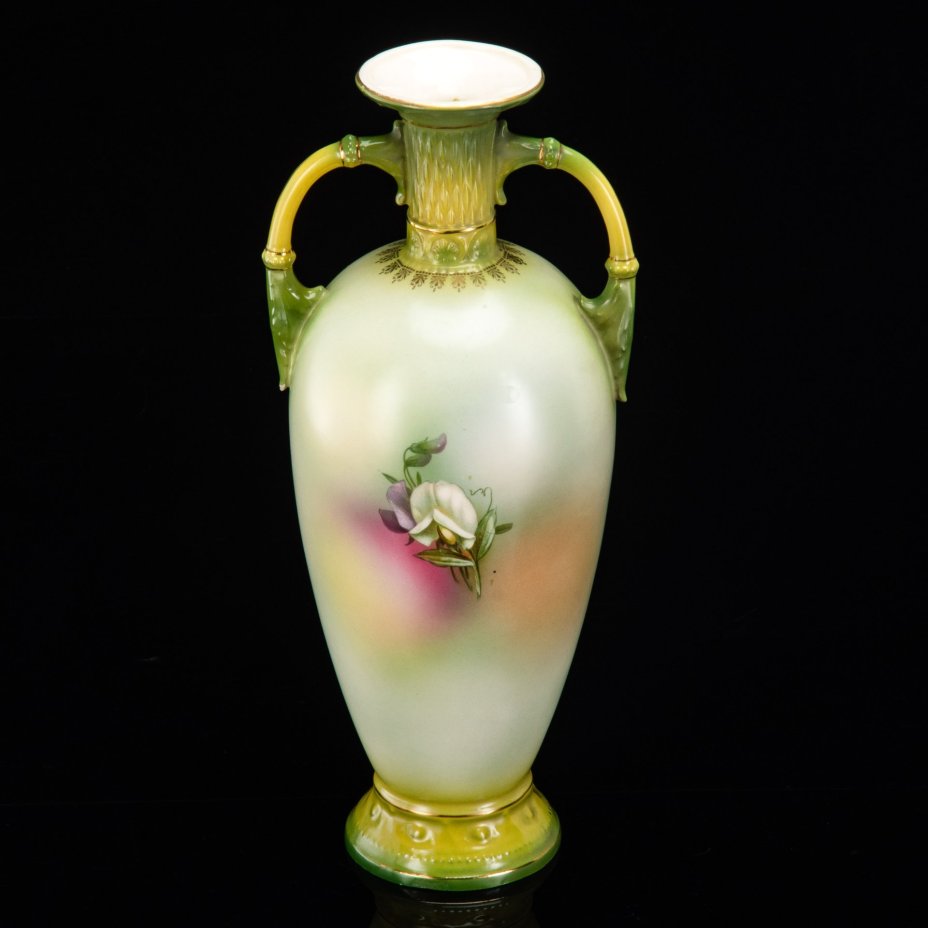 Ваза в стиле ар-нуво с цветочным декором на тулове и фигурными ручками