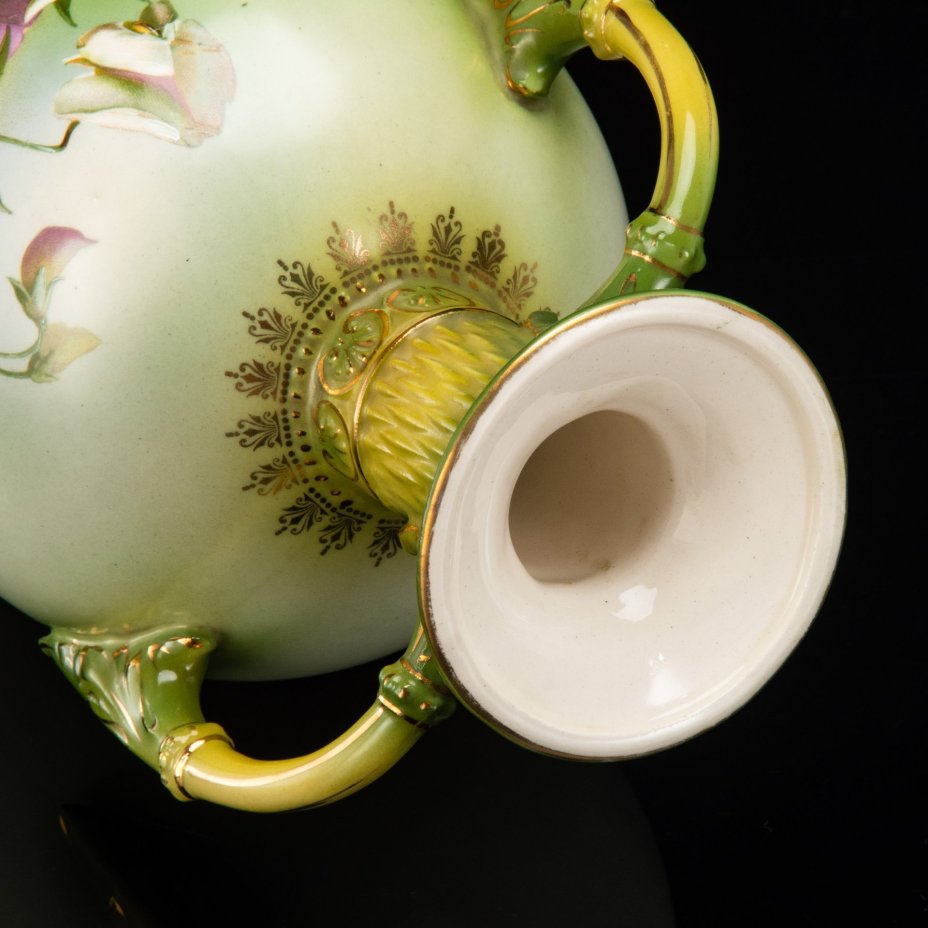 Ваза в стиле ар-нуво с цветочным декором на тулове и фигурными ручками