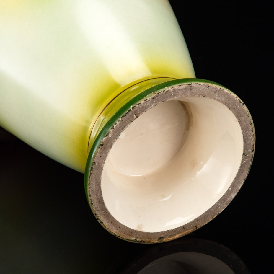 Ваза в стиле ар-нуво с цветочным декором на тулове и фигурными ручками