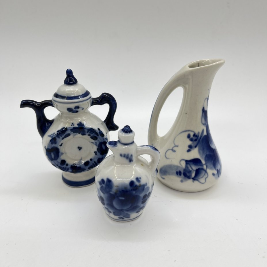 Набор из 3 миниатюрных статуэток в виде штофов и кувшина (подбор), Гжель, фарфор, роспись, СССР, 1970-1990 гг.