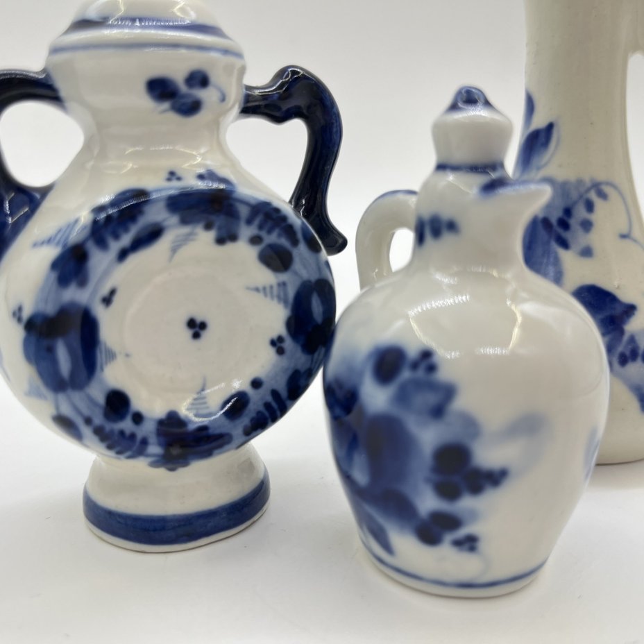 Набор из 3 миниатюрных статуэток в виде штофов и кувшина (подбор), Гжель