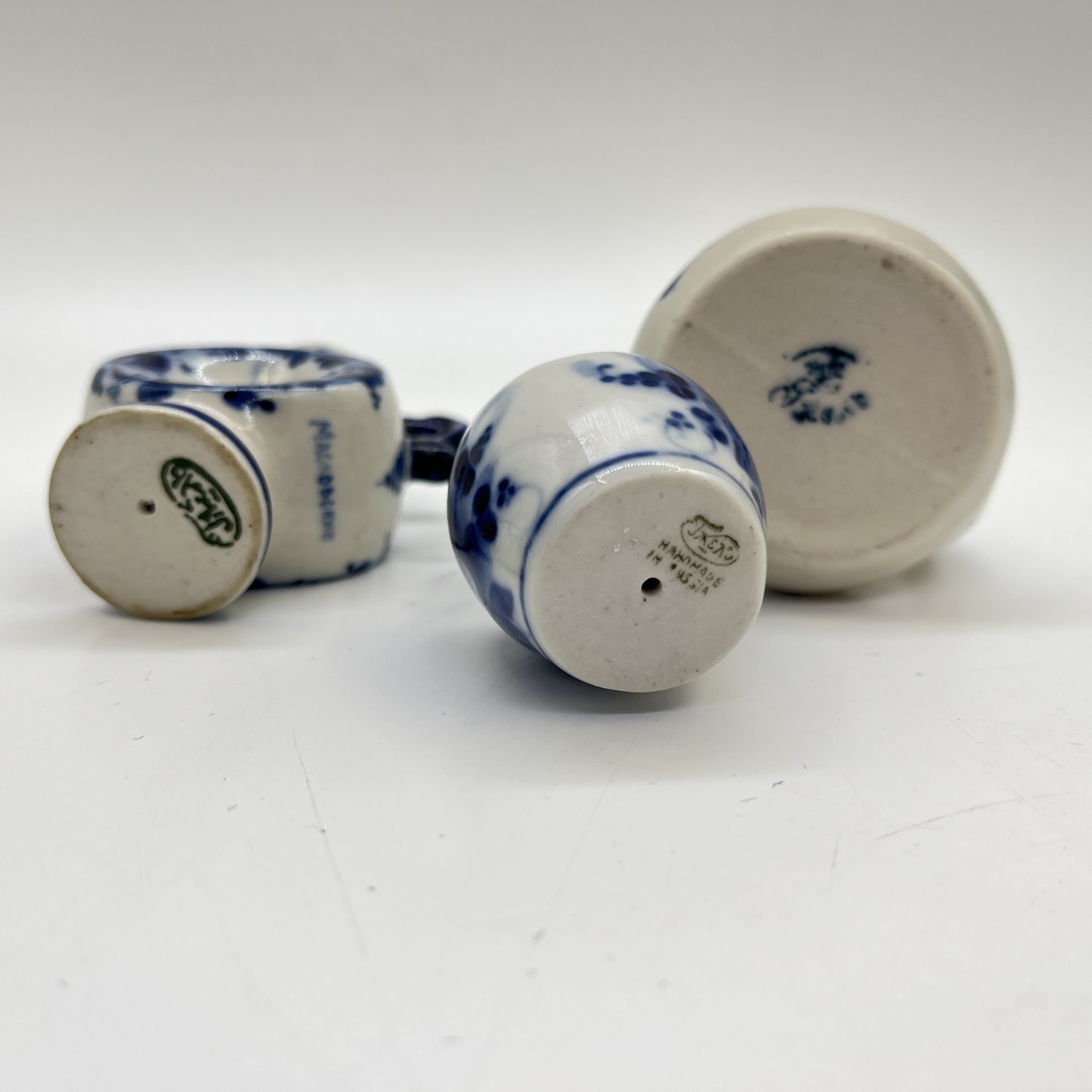 Набор из 3 миниатюрных статуэток в виде штофов и кувшина (подбор), Гжель, фарфор, роспись, СССР, 1970-1990 гг.