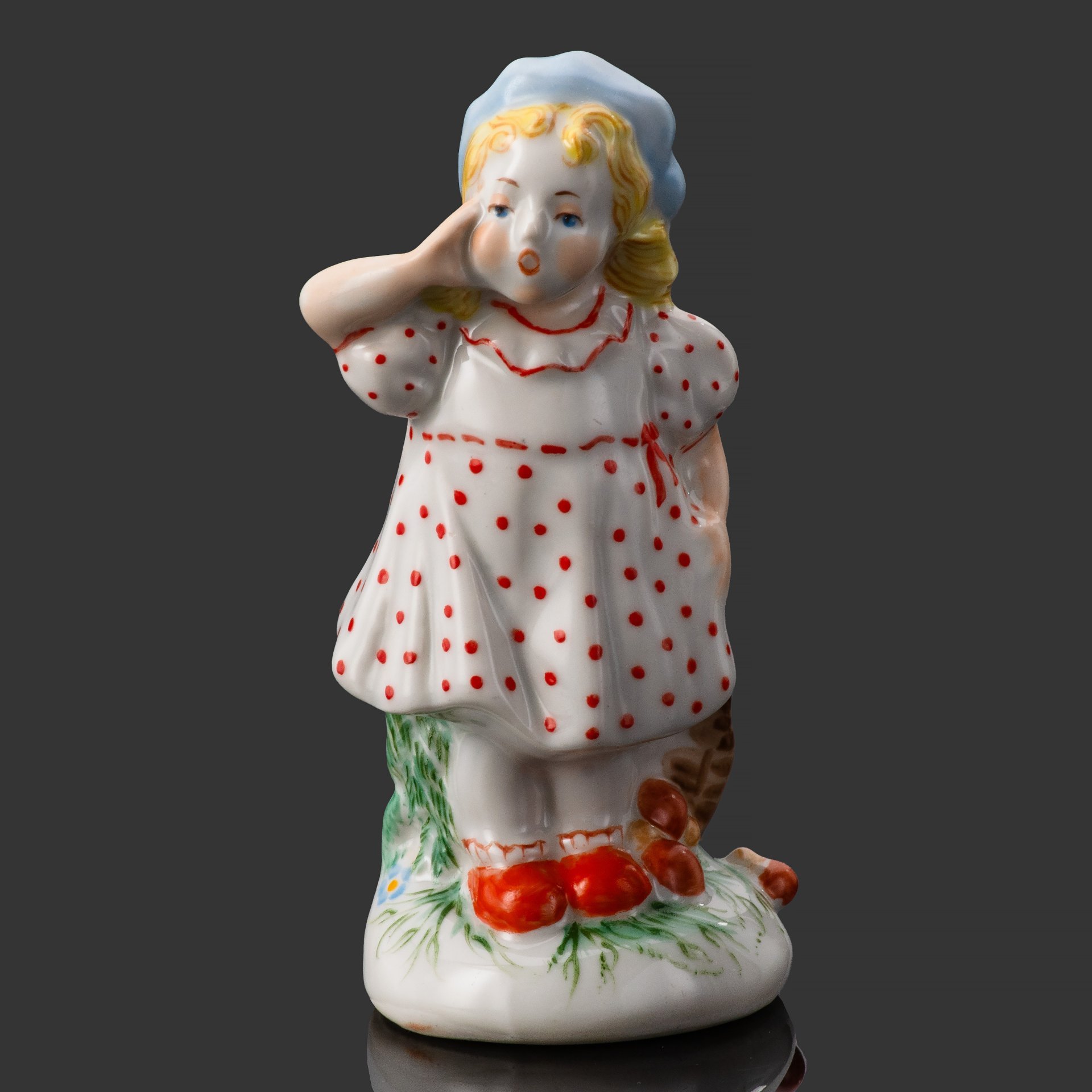 Статуэтка "Красная шапочка", автор В. Покосовская, на основании дарственная "Л.В. от коллег цеха", фарфор, роспись, Барановский фарфоровый завод, СССР, 1950-1970 гг.