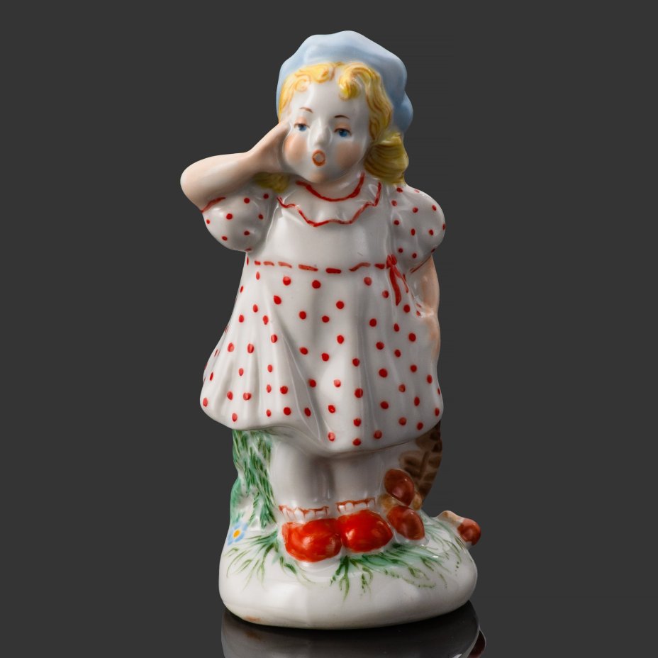 Статуэтка "Красная шапочка", автор В. Покосовская, на основании дарственная "Л.В. от коллег цеха", фарфор, роспись, Барановский фарфоровый завод, СССР, 1950-1970 гг.